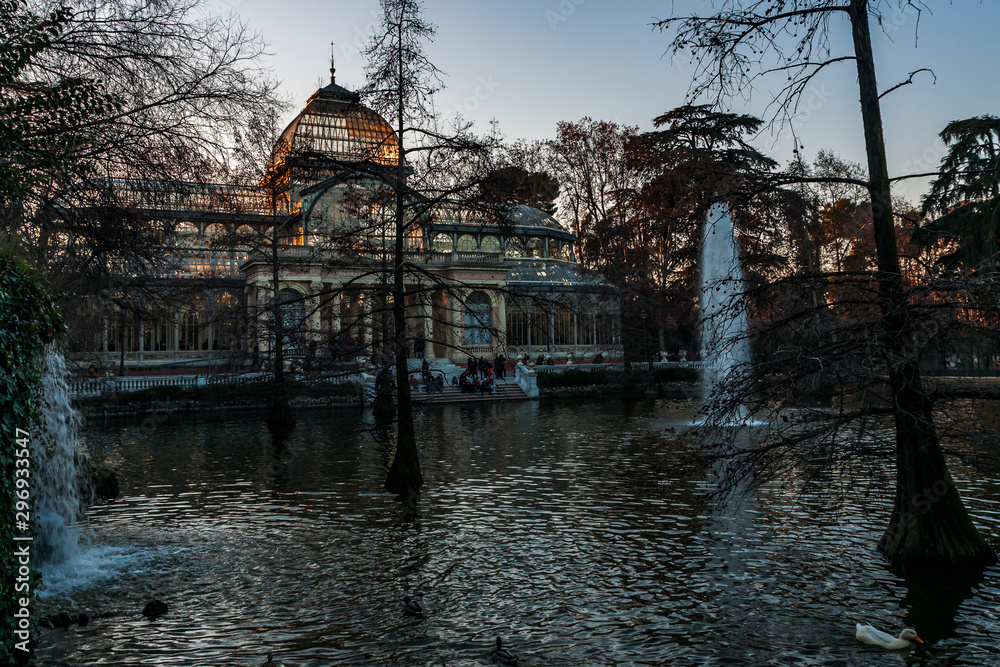 Palacio de Cristal. Parque de El Retiro, Madrid. Es una estructura de metal y cristal situada en el parque de El Retiro y fue levantado en 1887 con motivo de la Exposición de Flora de las Islas Fpnas.