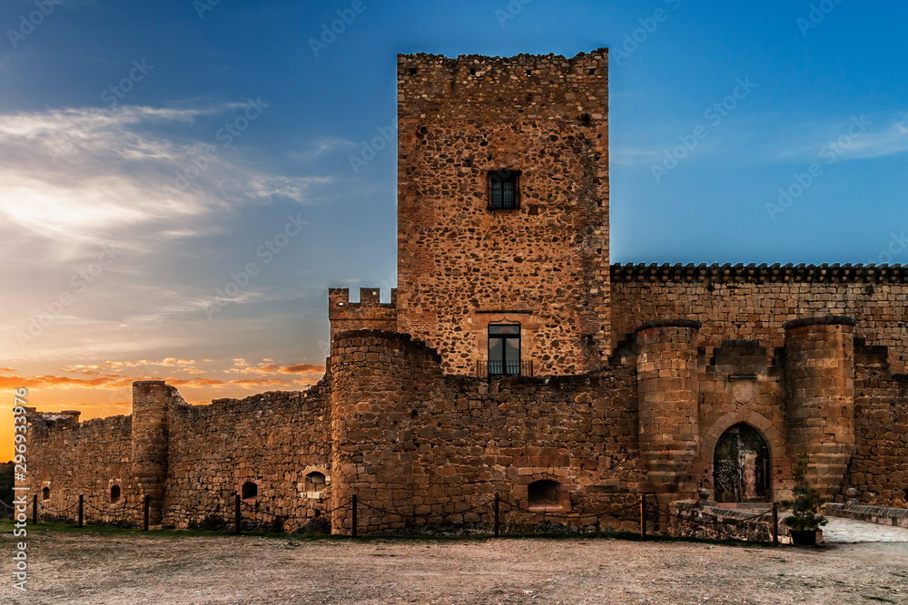 Obraz premium Pedraza, Segovia. Pedraza es un pueblo español ubicado al norte de Madrid. Es famoso por sus edificios medievales, como el castillo de Pedraza, donde se exhiben obras del pintor vasco Ignacio Zuloaga