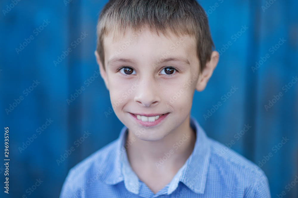portrait of beautiful boy outside - obrazy, fototapety, plakaty 
