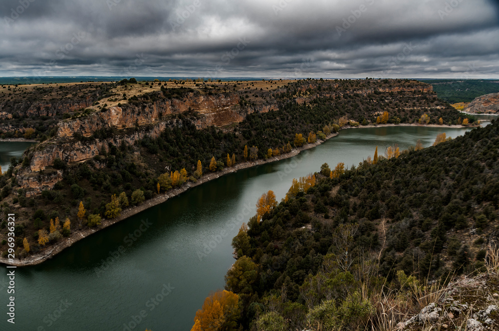 El Parque Natural de las Hoces del río Duratón está situado en el noreste de Segovia, aguas abajo de la villa de Sepúlveda. En esta zona, el río se ha encajado en un profundo cañón .