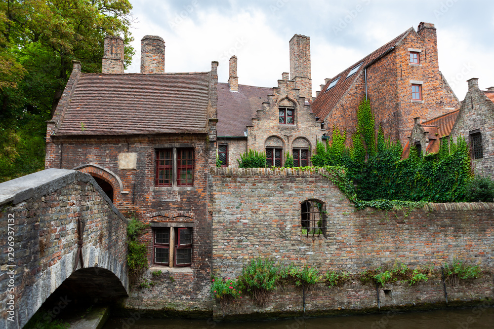 Fototapeta premium Cottages along riverbank, Brugge, Bruges, Belgium
