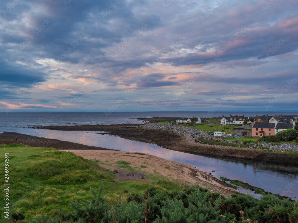 Brora / Szkocja - 28 sierpień 2019: Domy o wschodzie słońca na brzegu Morza północnego w Brora