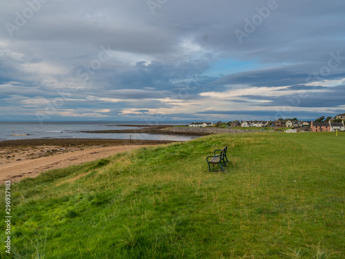 Brora / Szkocja - 28 sierpień 2019: Ławka na polu golfowym na brzegu Morza północnego w Brora