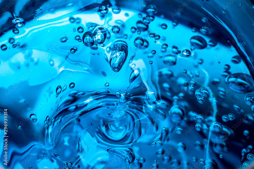 Boules De Gel Bleu D'eau. Boule De Cristal Liquide Avec Réflexion. Gros  Plan Macro. Banque D'Images et Photos Libres De Droits. Image 98964789