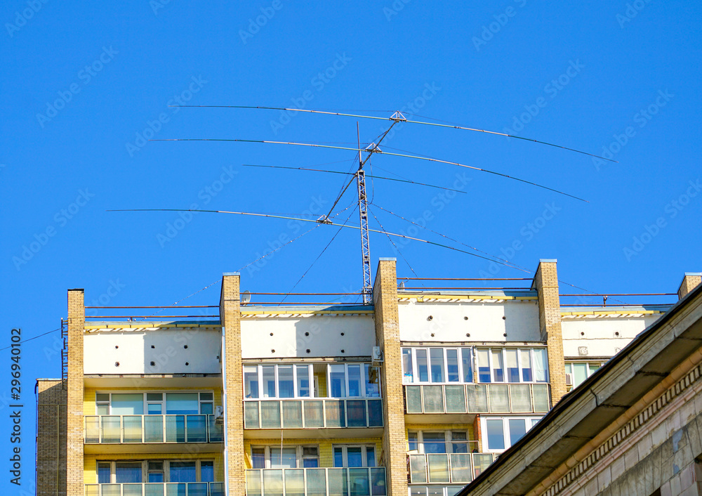 Short wave directional antenna for amateur radio communications