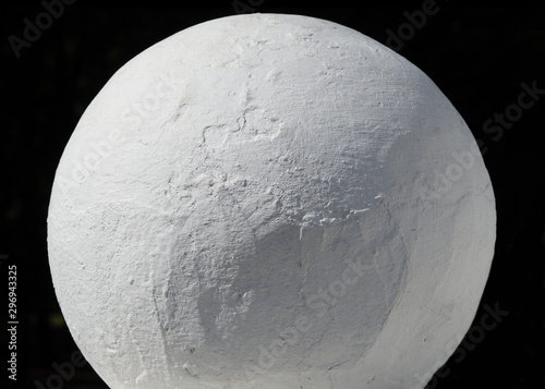 Canvas-taulu White gypsum ball on a black background