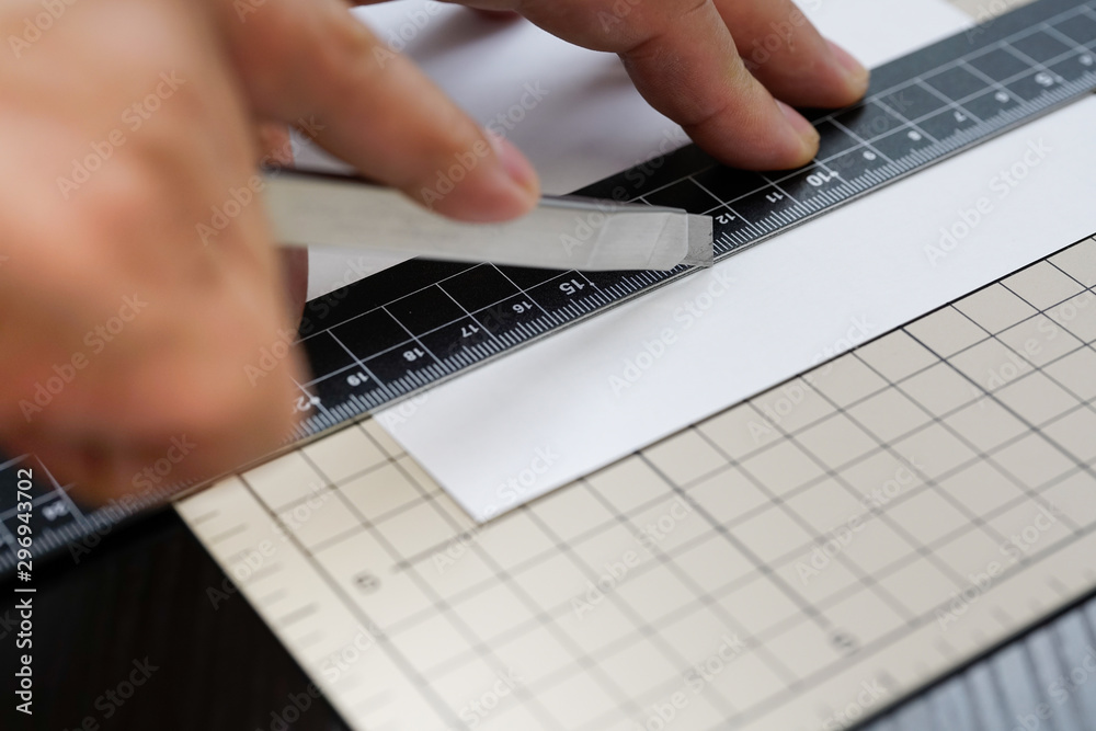 カッターナイフで切る手 Stock Photo | Adobe Stock