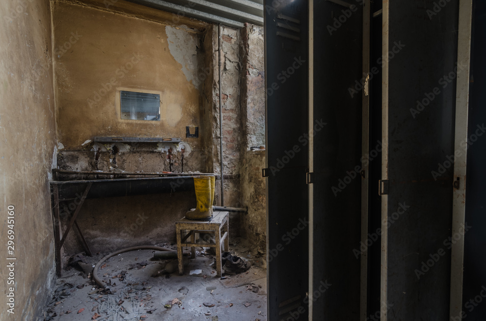 waschraum in einer alten fabrik waschraum in einer alten fabrik