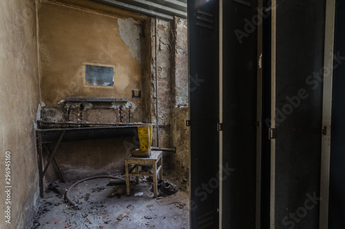 waschraum in einer alten fabrik