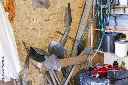 unordnung in einem Schuppen photo