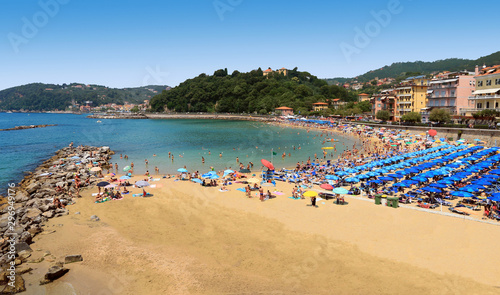 Plage de Lérici avec de nombreux parasols, en été, sur la côte ligure. Italie.