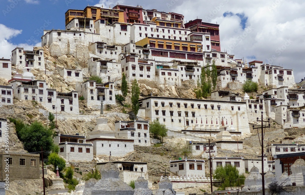 Villaggio bianco buddhista arroccato a Shey nel Ladakh in India.