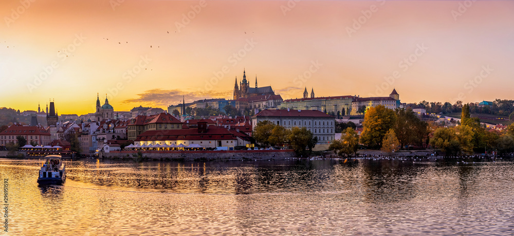 Panorama der Altstadt von Prag mit der Prager Burg und dem Fluss Moldau bei Sonnenuntergang im Herbst, Tschechien