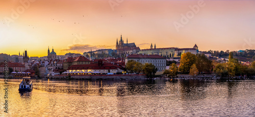 Panorama der Altstadt von Prag mit der Prager Burg und dem Fluss Moldau bei Sonnenuntergang im Herbst  Tschechien