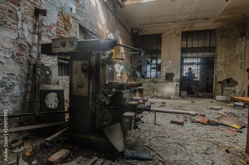 schleifmaschine in verlassener fabrik