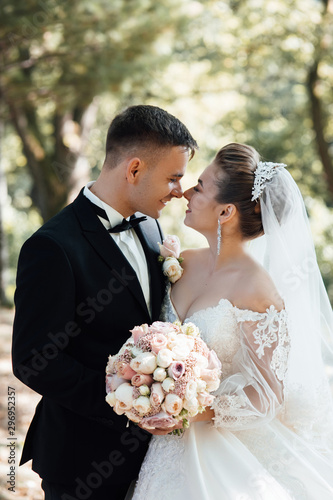 Billede på lærred Stylish bride and groom gently kissing