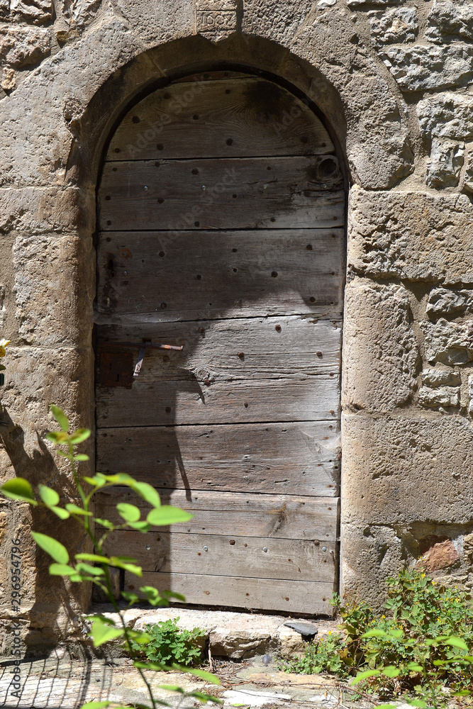 Fototapeta premium Jolie porte en bois rustique du sud de la France