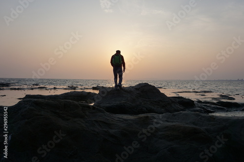 mann am meer bei sonnenuntergang auf enoshima