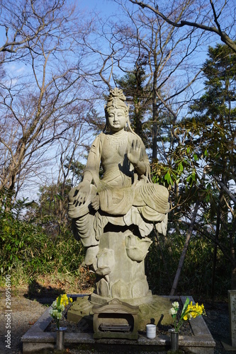 statue in einem park nahe tokyo