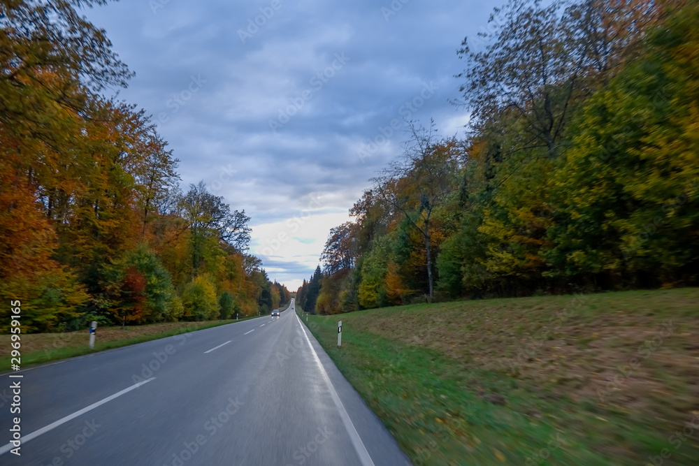 Autofahrt durch Herbstwald