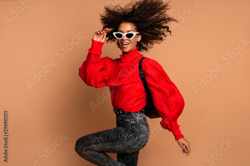 Obraz na plátne Beautiful shapely woman dancing and jumping  with inspired face expression