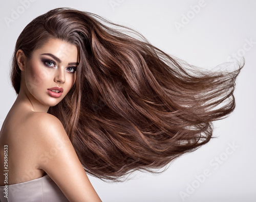 Photo Portrait of a beautiful woman with a long hair.