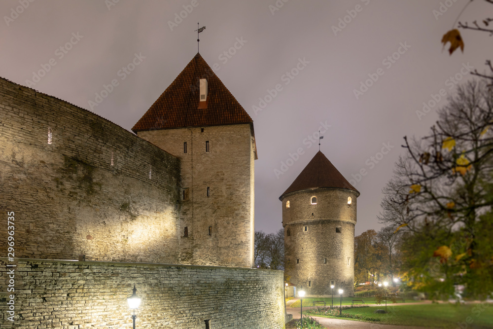 Φωτογραφία Tornide valjak square with two medieval towers in Tallinn old town, Estonia, Eur