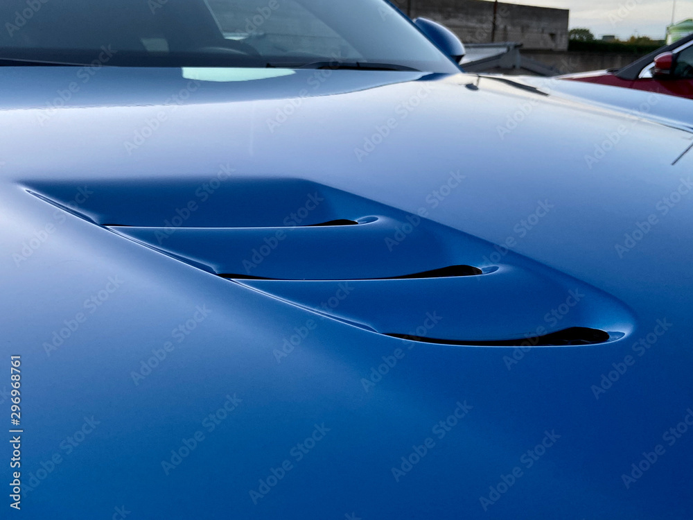 Lufteinlässe auf blauer Motorhaube vom Sportwagen