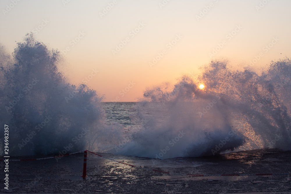 Obraz premium Waves at sunset