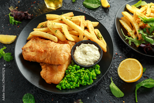 Fotografia British Traditional Fish and chips with mashed peas, tartar sauce and cold beer