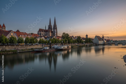 Regensburg während Sonnenuntergang mit Donau und Dom und steinerne Brücke, Deutschland