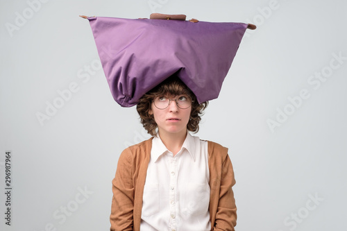 Valokuva Young funny greedy woman carrying big shopping bag