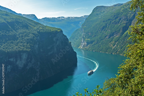 Foto Geirangerfjord sea mountain fjord view with cruise liner, Norway