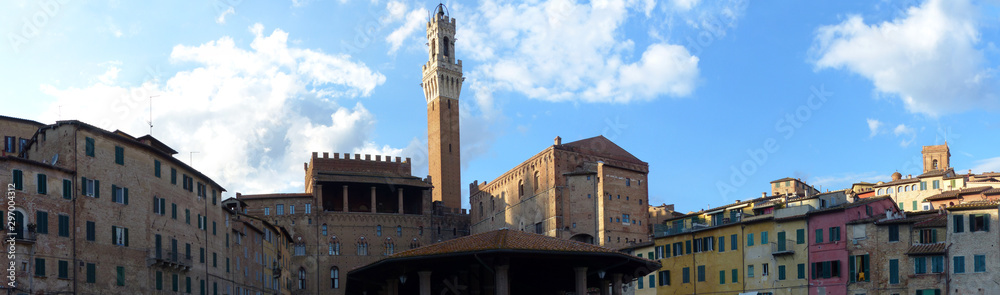 Panoramic view of Piazza del Mercato. At the end, Palazzo Pubblico and Torre del Mangia. Siena, la Toscana, Italy.