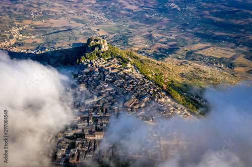 Foto Aerial top down view of town Erice in province of Trapani in Sicily Italy