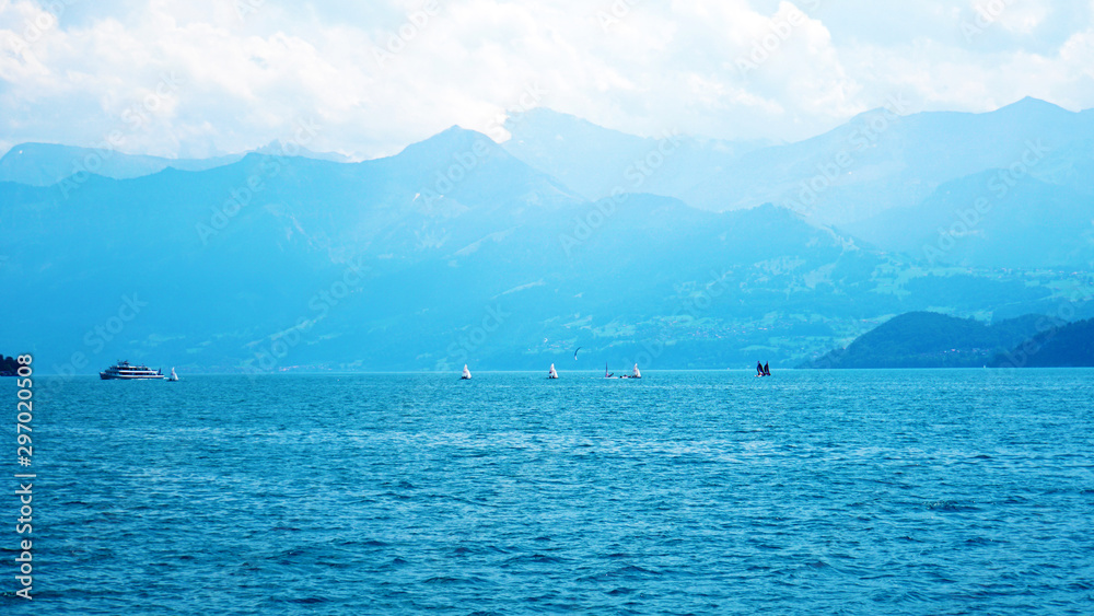 スイスの美しきトゥーン湖　アルプスの山々を背景に	