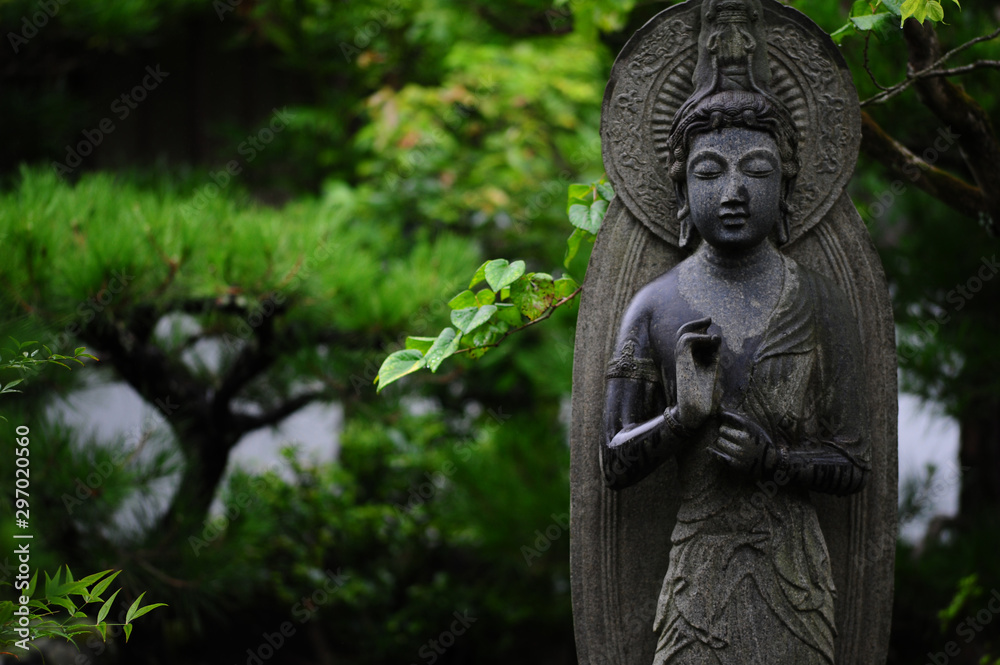 statua di buddha nel giardino