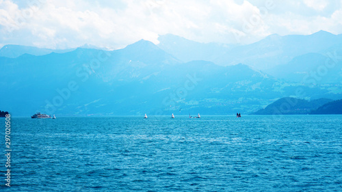 スイスの美しきトゥーン湖 アルプスの山々を背景に 