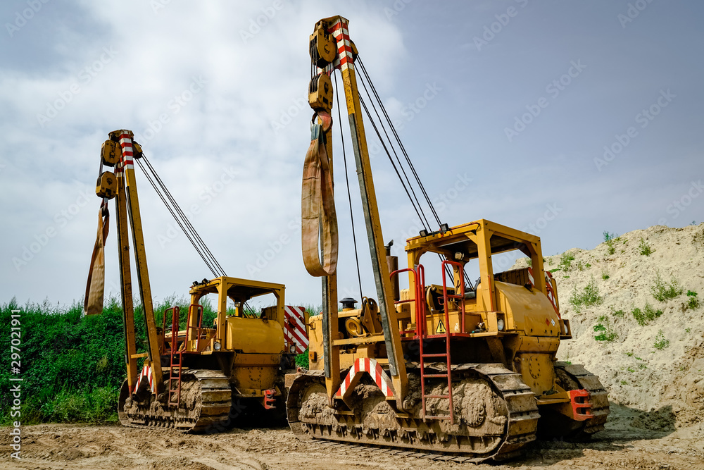 Gaspipeline - Baumaschinen mit Kranvorrichtung auf einer Baustelle für das verlegen von Stahlrohren Gaspipeline - Baumaschinen mit Kranvorrichtung auf einer Baustelle für das verlegen von Stahlrohren