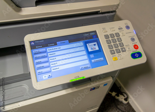 visuel sur clavier tactile d'un photocopieur couleur laser en réseau