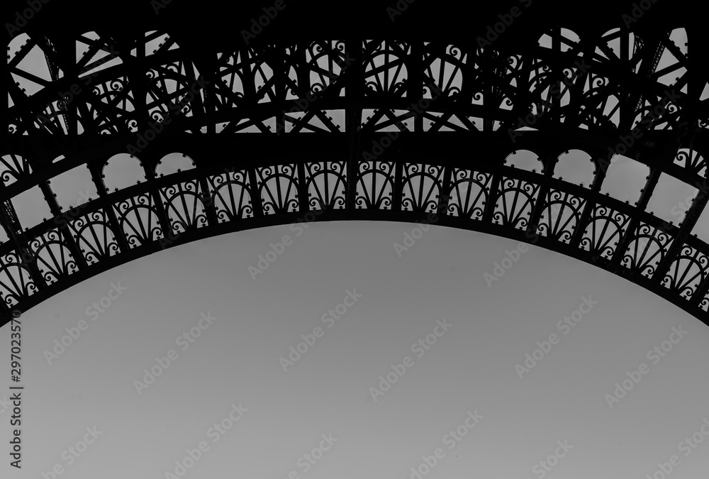 Detalle de estructura metálica en blanco y negro. Silueta de la Trorre Eiffel