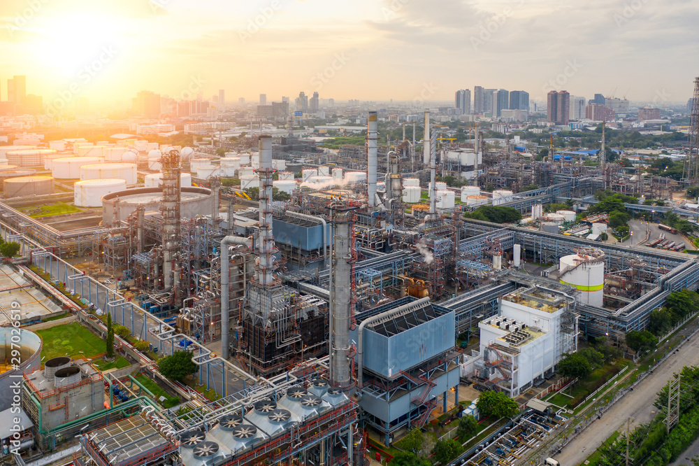 Φωτογραφία Aerial view of twilight of oil refinery ,Shot from drone of Oil refinery plant ,refinery Petrochemical plant at dusk , Bangkok, Thailand