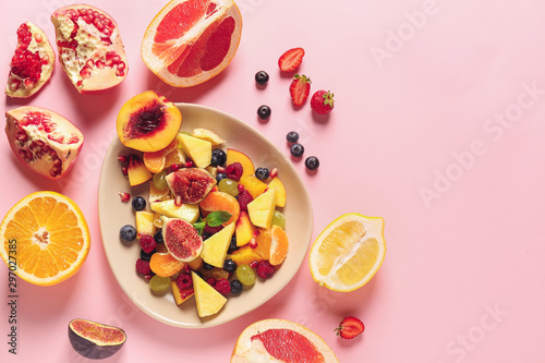 Εκτύπωση καμβά Plate with tasty fruit salad on color background