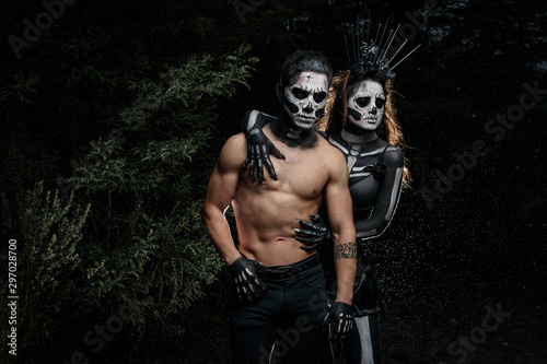 Tableau sur toile Pareja de jóvenes pesados maquillados de calaveras en halloween