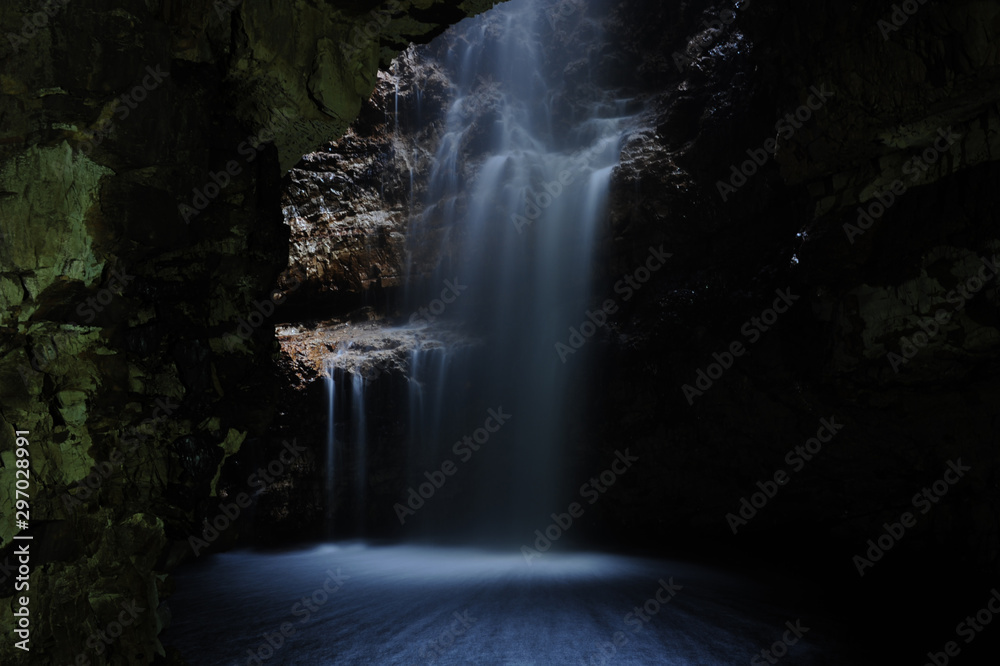 La cascata di Smoo Cave in Scozia - obrazy, fototapety, plakaty 