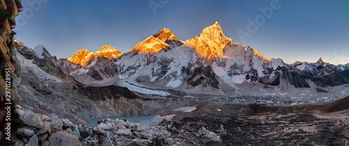 Fotografiet Panoramic shot of the Khumbu glacier and the Everest