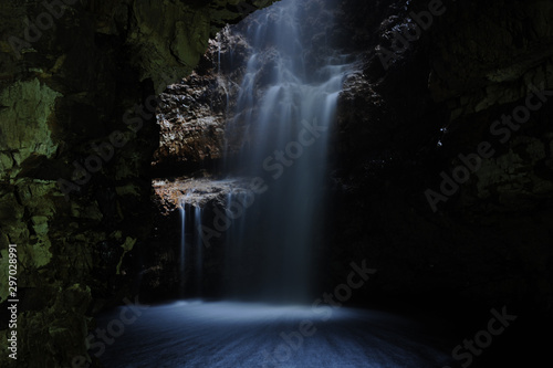 La cascata di Smoo Cave in Scozia photo