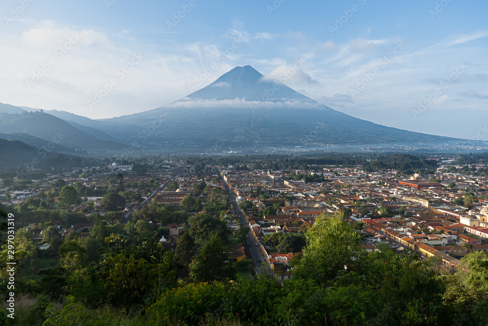 Amanecer en la ciudad de Antigua en Guatemala con su volcán Agua.