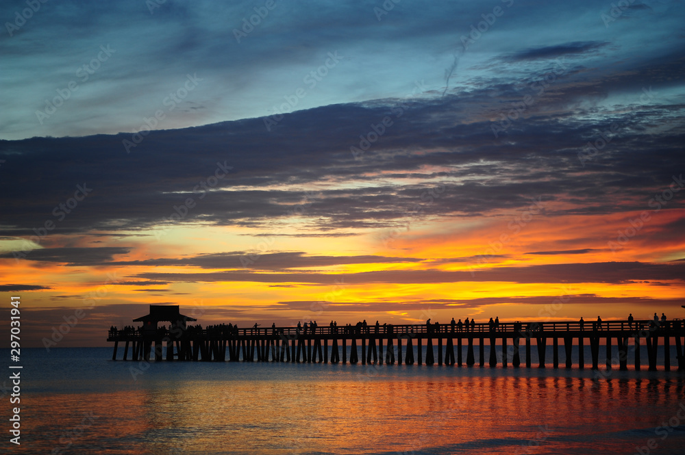 Fototapeta premium Tramonto sul molo in Florida, Naples