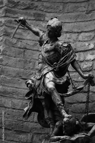 Statua di San Michehe Arcangelo a Panicale, borgo più bello d'Italia © Wideandclick